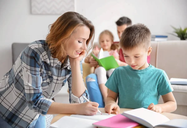 宿題を家で母親と男の子 — ストック写真