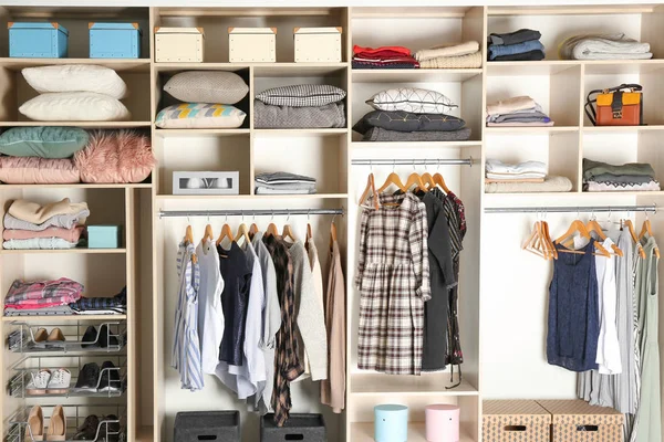 Großer Kleiderschrank mit verschiedenen Kleidungsstücken, Schuhen und Hausrat — Stockfoto