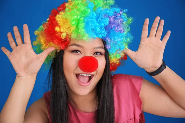 Mujer Joven Disfraz Divertido Posando Sobre Fondo Color Celebración Del —  Fotos de Stock