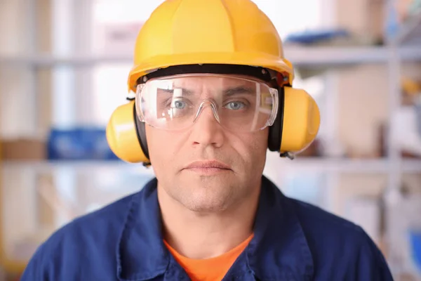 Trabajador Masculino Con Protectores Auditivos Gafas Seguridad Interiores — Foto de Stock