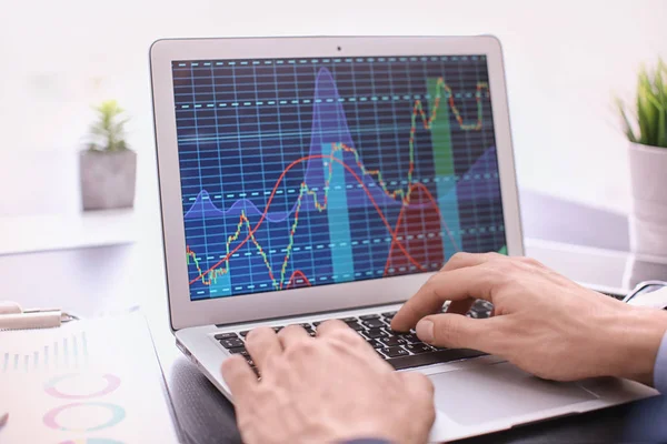 Hombre Usando Ordenador Portátil Con Datos Gráficos Stock Pantalla Concepto — Foto de Stock