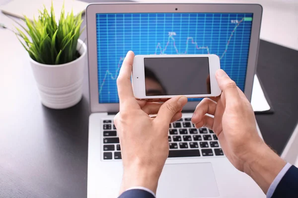 Uomo Che Utilizza Smartphone Vicino Laptop Con Stock Chart Dati — Foto Stock