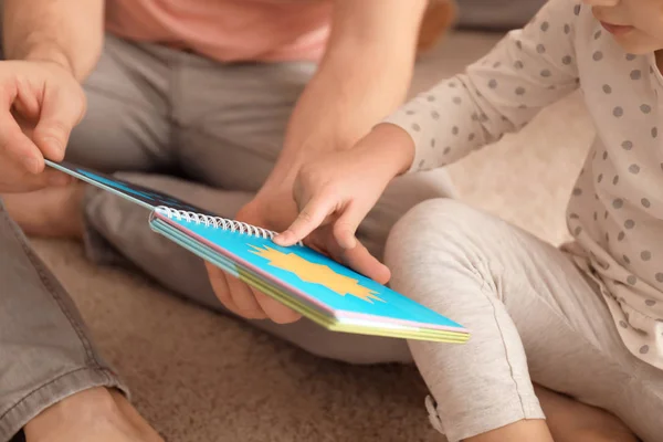 Pai Sua Filha Lendo Livro Chão Sala Crianças — Fotografia de Stock