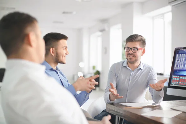 Giovani Che Lavorano Ufficio — Foto Stock