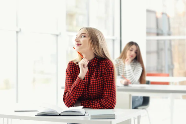 Studente Donna Che Prepara Esame Biblioteca — Foto Stock