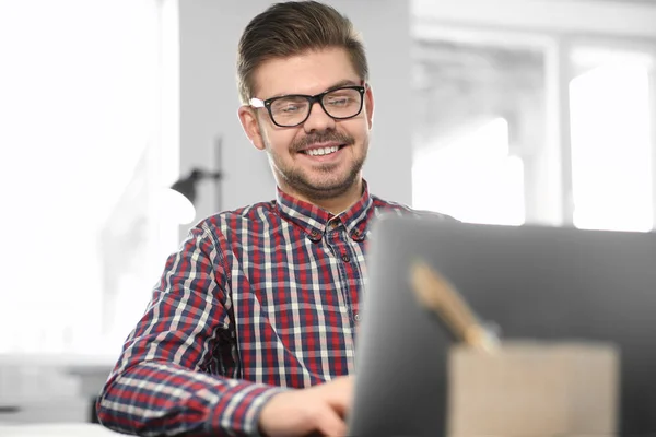 Ung Man Med Laptop Som Arbetar Kontor — Stockfoto