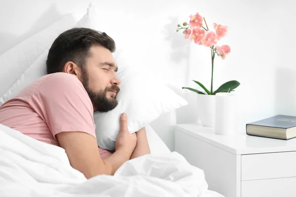 Hombre Durmiendo Cama Casa — Foto de Stock