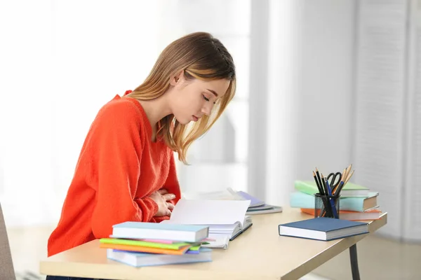 Estudante bonito estudando à mesa dentro de casa — Fotografia de Stock