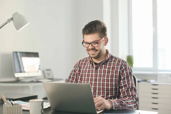 Joven Con Portátil Trabajando Oficina —  Fotos de Stock