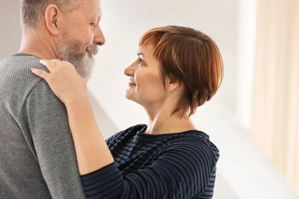 Feliz Pareja Madura Bailando Casa —  Fotos de Stock