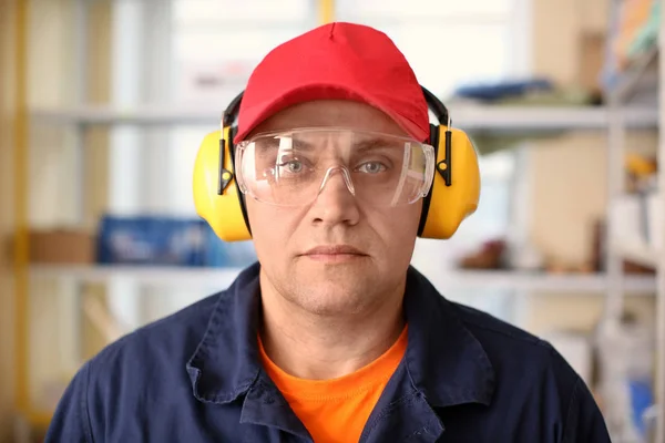 Mężczyzna Robotnik Ochronniki Słuchu Bezpieczeństwa Gogle Wewnątrz — Zdjęcie stockowe