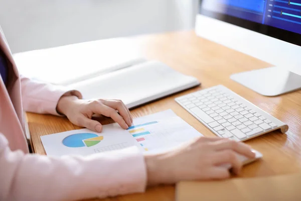 Una Mujer Trabajando Oficina Comercio Financiación — Foto de Stock