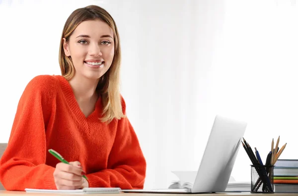 Jolie étudiante avec ordinateur portable étudiant à la table à l'intérieur — Photo