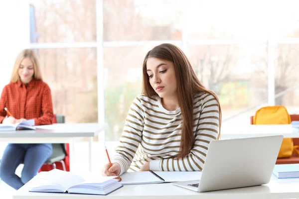 Vrouwelijke Student Voorbereiding Voor Examen Bibliotheek — Stockfoto