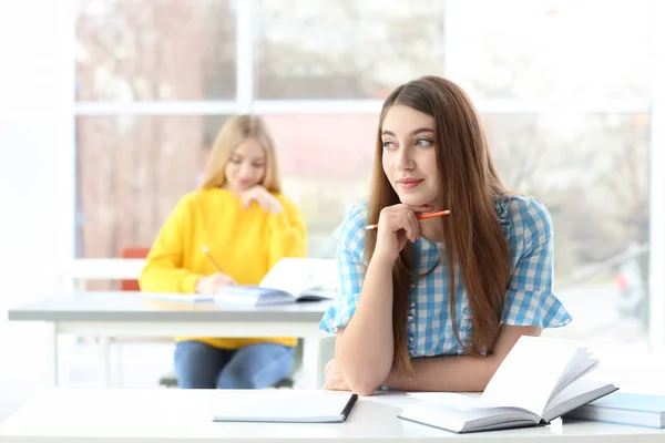 Kobiet Student Przygotowuje Się Egzaminu Bibliotece — Zdjęcie stockowe