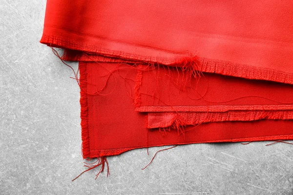 Czerwony tkanina na szarym tle. Tekstura tkanina — Zdjęcie stockowe