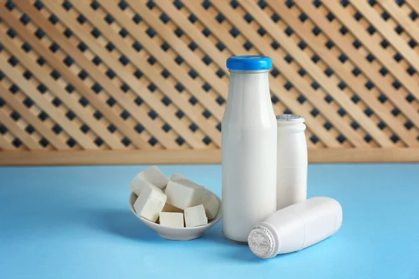 Свежие Молочные Продукты Столе — стоковое фото