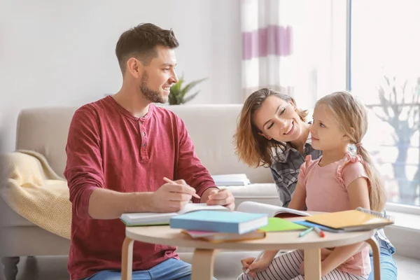 Menina Com Pais Fazendo Lição Casa Casa — Fotografia de Stock