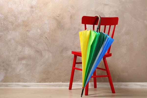 Elegante Guarda Chuva Arco Íris Cadeira Perto Parede Marrom — Fotografia de Stock