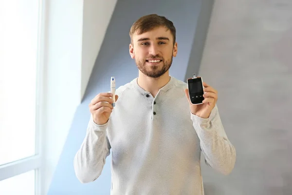 Diabetiker Mit Digitalem Glukometer Und Lanzettenstift Hause — Stockfoto