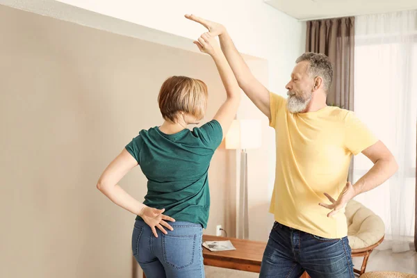 Gelukkig Volwassen Paar Dansen Thuis — Stockfoto