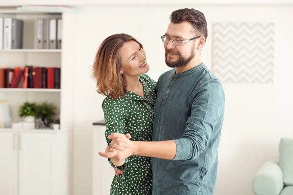 Preciosa pareja bailando juntos en casa — Foto de Stock