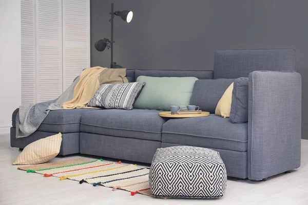 Gyönyörű belső tér kényelmes kanapé — Stock Fotó