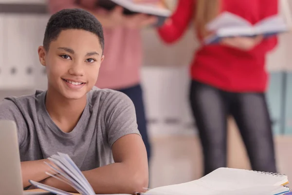 Africké americké dospívající chlapec dělat domácí úkoly, uvnitř — Stock fotografie
