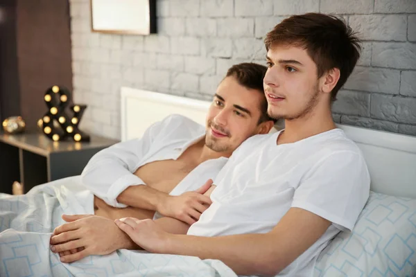 Jovem Gay Casal Deitado Cama Casa — Fotografia de Stock