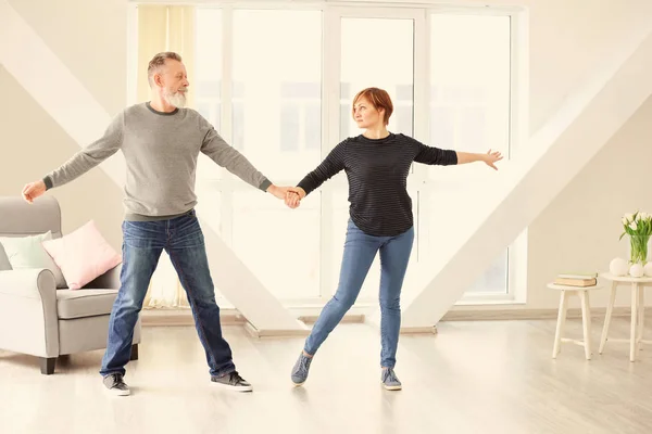 Cuplu Matur Fericit Dansând Acasă — Fotografie, imagine de stoc