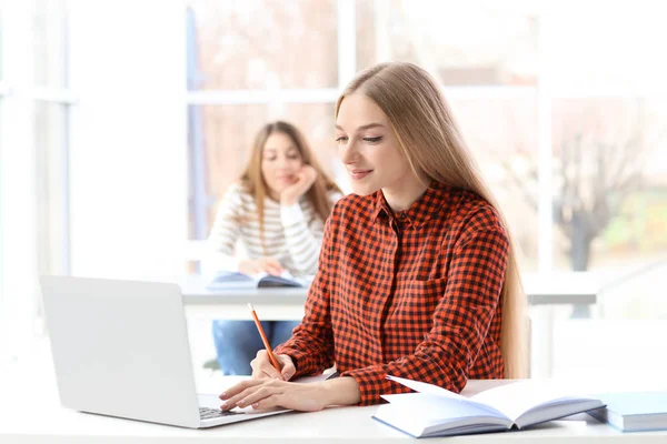 Vrouwelijke Student Voorbereiding Voor Examen Bibliotheek — Stockfoto