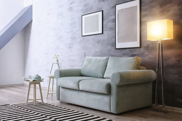 Hermosa habitación interior con cómodo sofá — Foto de Stock