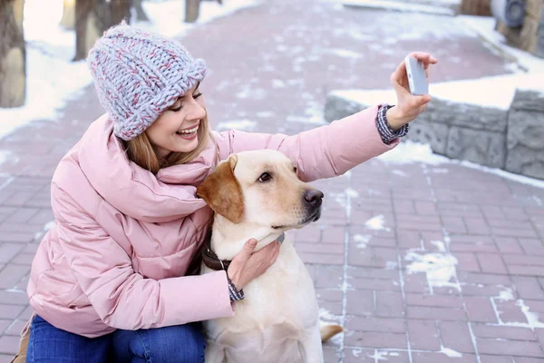 Frau Macht Selfie Mit Ihrem Süßen Hund Freien Einem Wintertag — Stockfoto