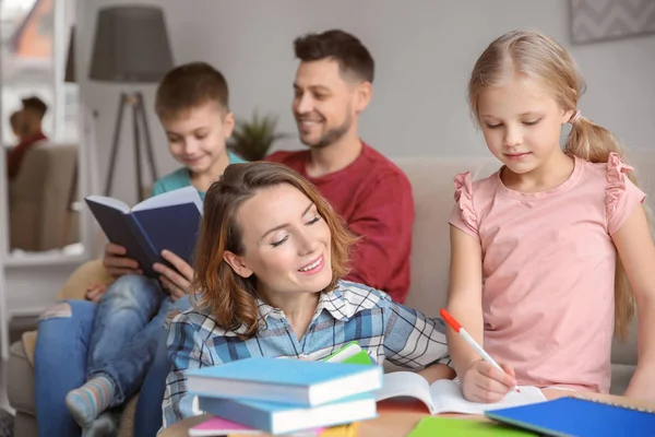 Niños Pequeños Con Padres Haciendo Tareas Casa — Foto de Stock