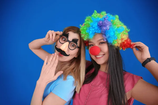 Jovens Mulheres Disfarçadas Posando Fundo Cor Dia Tolo Abril Celebração — Fotografia de Stock