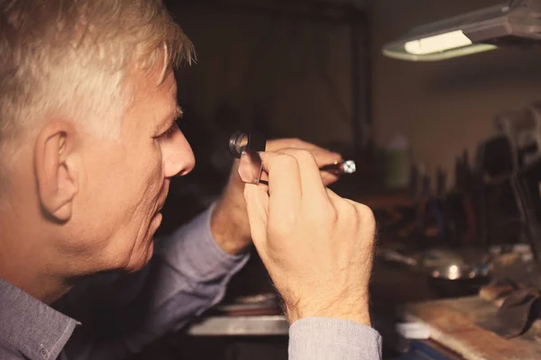 Jeweler Examining Gem Workshop — Stock Photo, Image