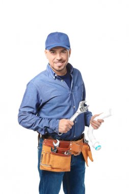Tesisatçı araçları ve beyaz arka plan üzerinde plastik boru