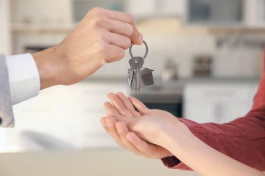 Emlakçı ev anahtar için genç çift kapalı vererek