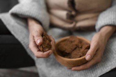 Ekmek, closeup tutan zavallı kadın