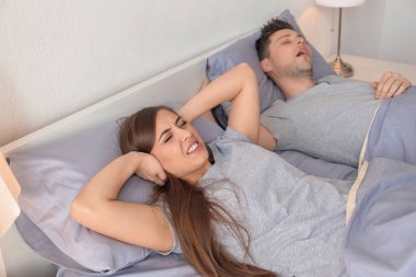 Horlama koca evde yatakta yatan genç tahriş kadın