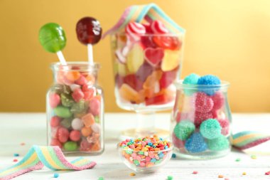 Sprinkles ve renk arka plan karşı masada farklı şekerler Züccaciye Mağazaları