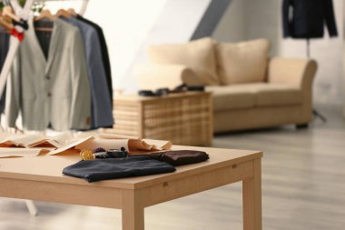 Atelier tablo araçları ve kumaş dikiş