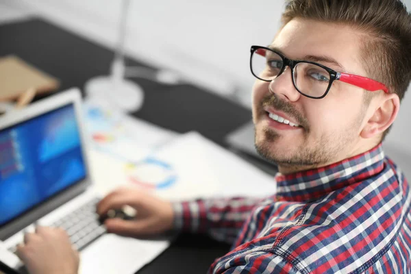 Jovem Com Laptop Trabalhando Escritório — Fotografia de Stock