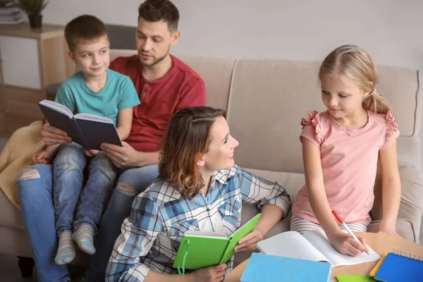 Mijn Lieve Kinderen Met Ouders Thuis Huiswerk — Stockfoto