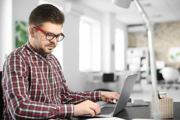 Jeune Homme Avec Ordinateur Portable Travaillant Dans Bureau — Photo