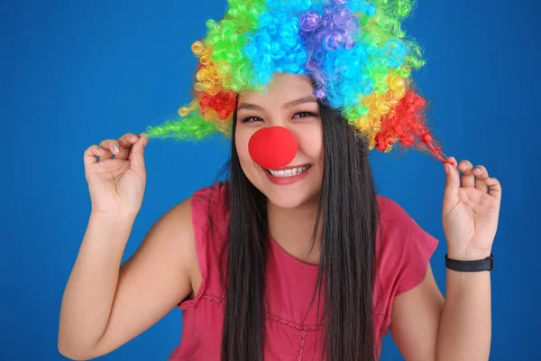 Jovem Disfarce Engraçado Posando Fundo Cor Dia Tolo Abril Celebração — Fotografia de Stock