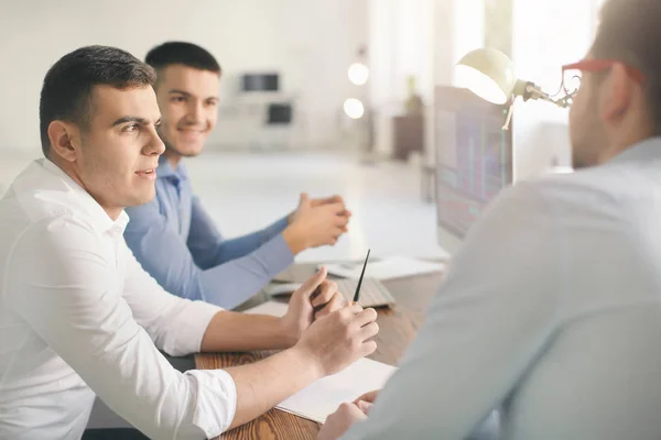 Jeunes Hommes Travaillant Bureau — Photo