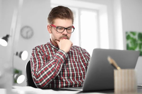 Jonge Man Met Laptop Werken Office — Stockfoto