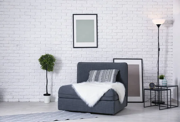 Quarto bonito interior com sofá confortável — Fotografia de Stock