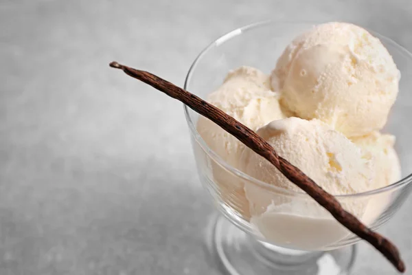 Tigela de sobremesa com delicioso sorvete de baunilha na mesa — Fotografia de Stock